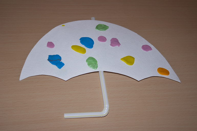 Зонтик младшая группа. Аппликация зонтик. Поделка зонтик из бумаги. Зонтик аппликация для детей. Зонтик из цветной бумаги.