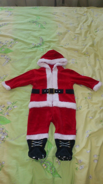 Продаю новогодний комбинезон Санты