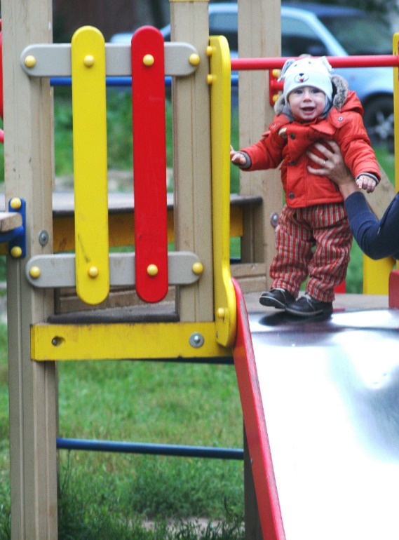 9 месяцев 17 дней ходит вдоль опоры