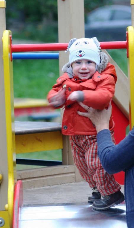 9 месяцев 17 дней ходит вдоль опоры