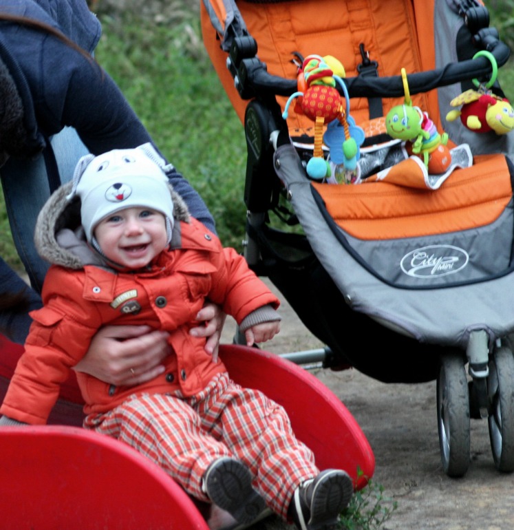 9 месяцев 17 дней ходит вдоль опоры