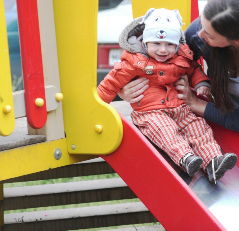 9 месяцев 17 дней ходит вдоль опоры