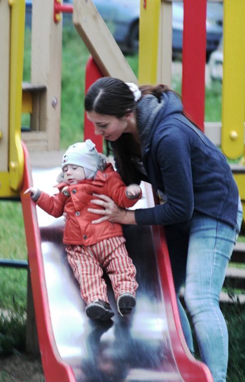 9 месяцев 17 дней ходит вдоль опоры