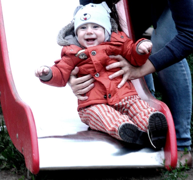 9 месяцев 17 дней ходит вдоль опоры