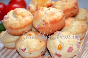 Закусочные маффины с колбасой, сыром