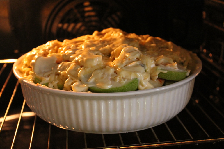 Вот такая вкуснятина у нас сегодня : запеканка  с кабачком и баклажаном ;)