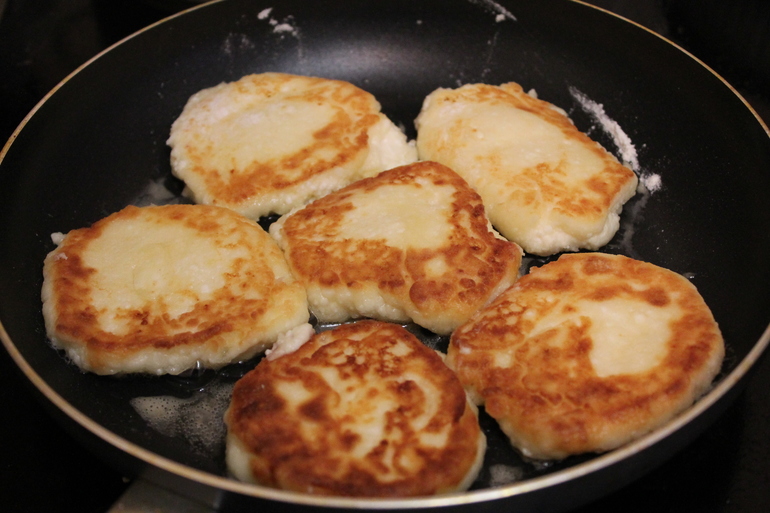 Сырники как обычно) У нас это постоянное блюдо... Мои домашние и ооочень любят)