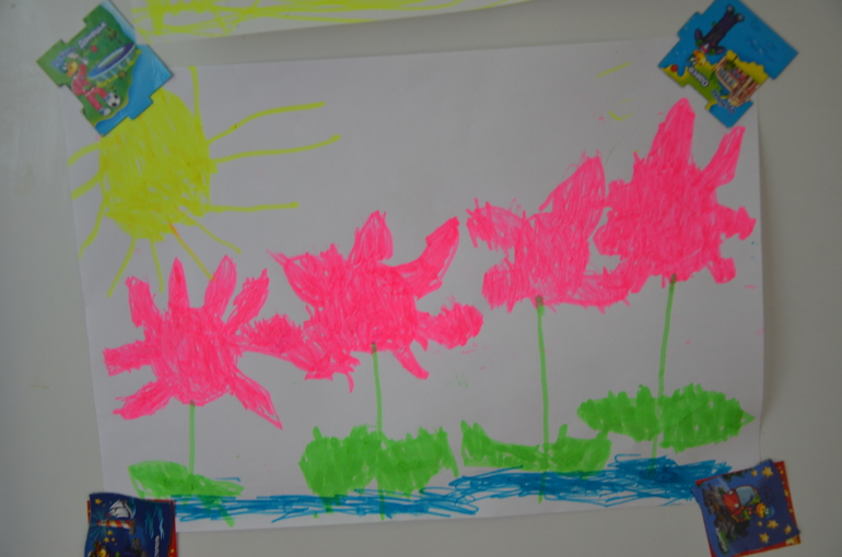 Настя рисует в садике