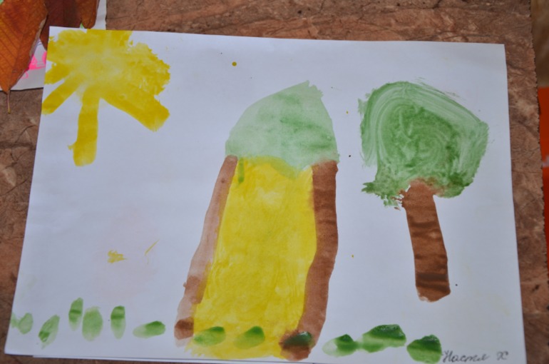 Настя рисует в садике