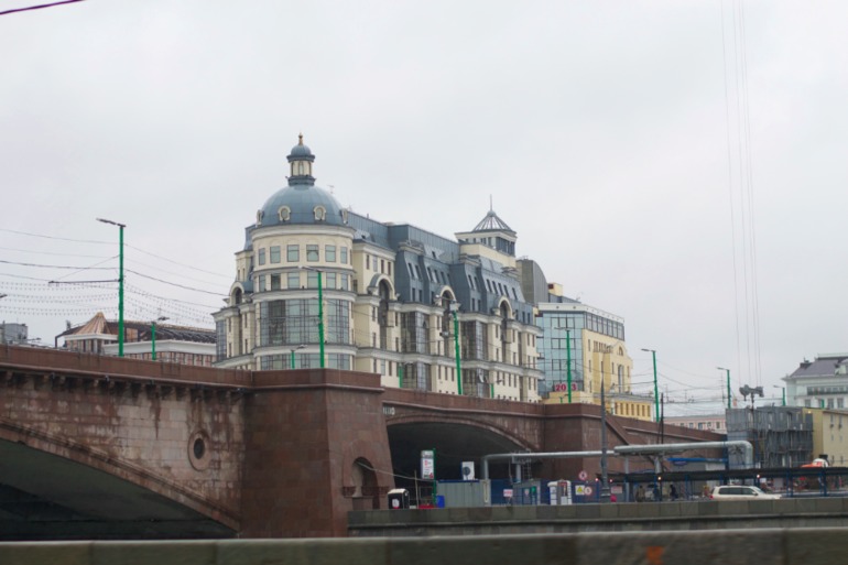 Москва из окна автомобиля.