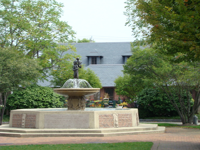 Город белых воротничков.