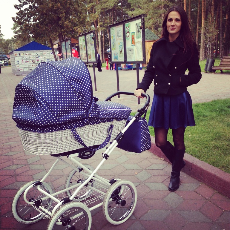 С Сашкой деремся, кто будет катать коляску - все хотят)))