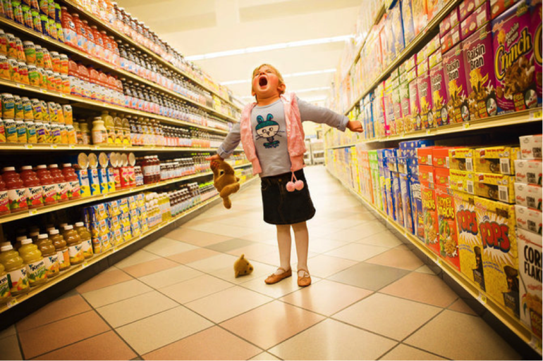 Не знаете, как отучить малыша клянчить новые игрушки?