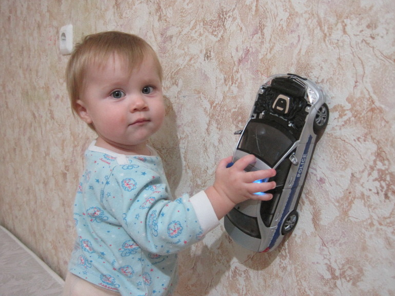 Саня катает машину по стене:)