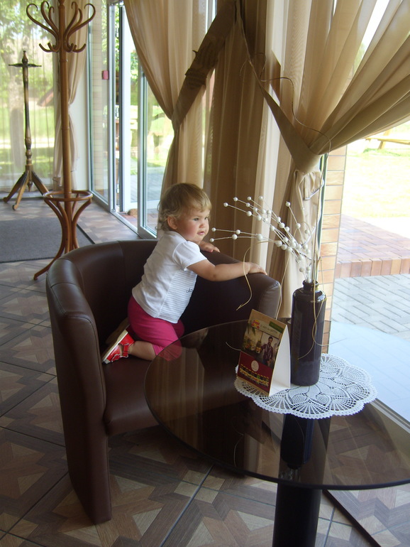 Полина в год и 4