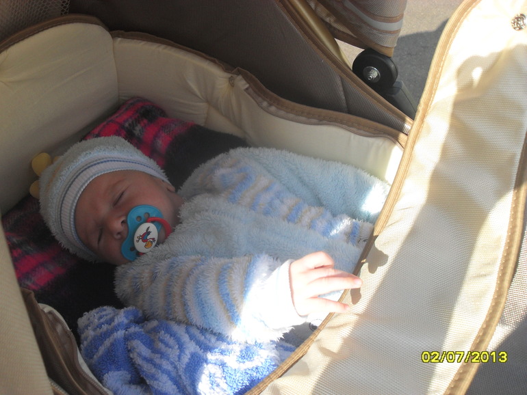 На прогулке.......дочка машенька и сыночек мишенька....ну и я